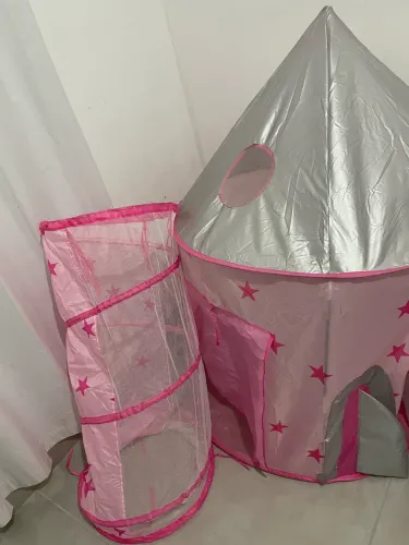 Cabana rosa foguete com túnel