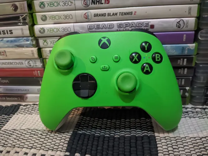 Controle Xbox Série SX na cor verde