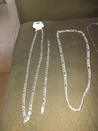 Vendo dois cordões de prata e uma pulseira