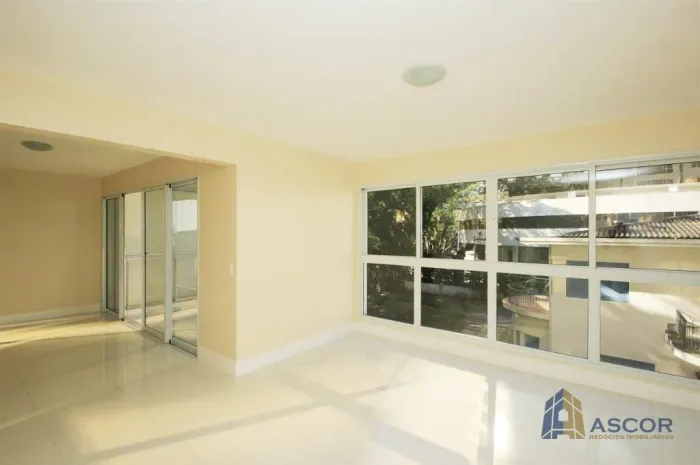 Apartamento Semimobiliado com 4 Quartos e 3 Vagas na Av. Trompowsky