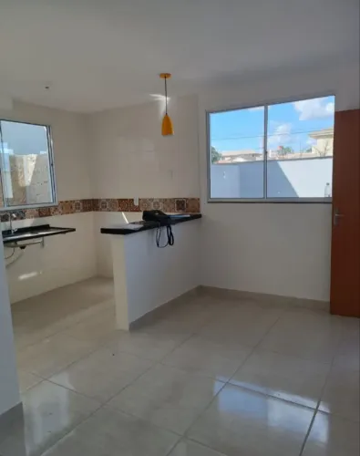 Alugo apartamento no térreo com 2 quartos