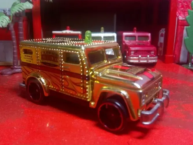 Miniaturas Combo HW BFB42 1996 Armored Transporter Ambulance Hospital - Scale 1/64.