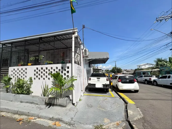 Vende- se casa de esquina no bairro do Santo Antônio
