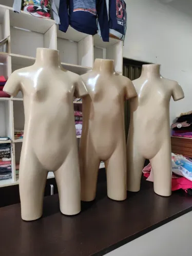 Kit 3 manequins de torso infantil iguais - R$100,00 o kit.