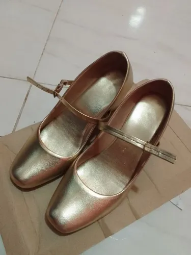 Salto alto dourado 