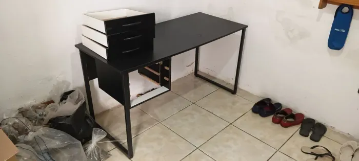 Mesa de escritório preta