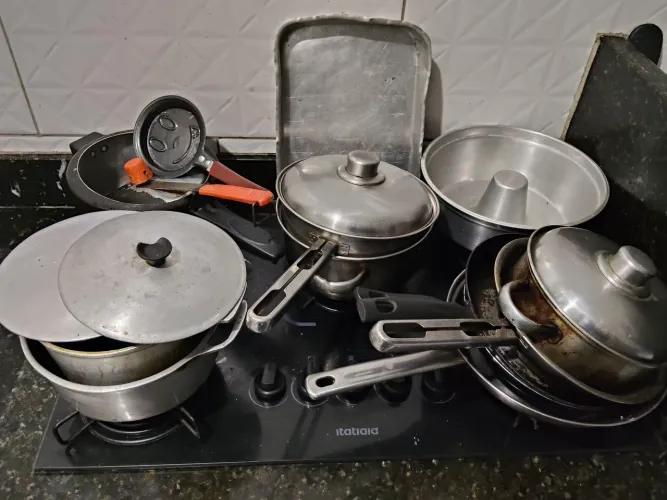 5 panelas + 4 frigideiras + 1 panela de pressão + 2 formas de bolo
