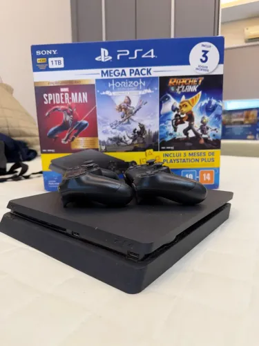 Vende-se Playstation4(Ps4) na caixa. com 2 controles de brinde!