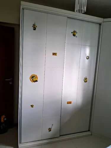 Guarda roupa porta de correr com parte modular em "L"