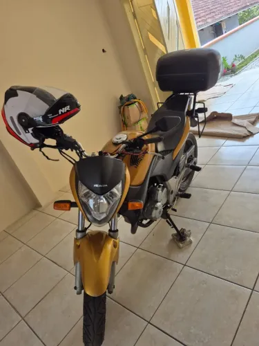 Honda CB 300 2011 - Amarela