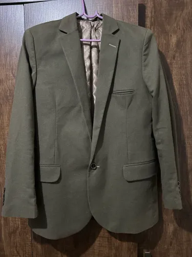 Terno Verde Oliva - Paletó (TAM-54) Calça( TAM-48). Obs: Usado apenas uma noite!!!