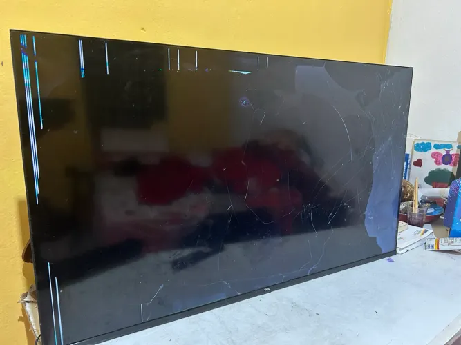 TV TCL 43 com a tela quebrada, para retirar peças 