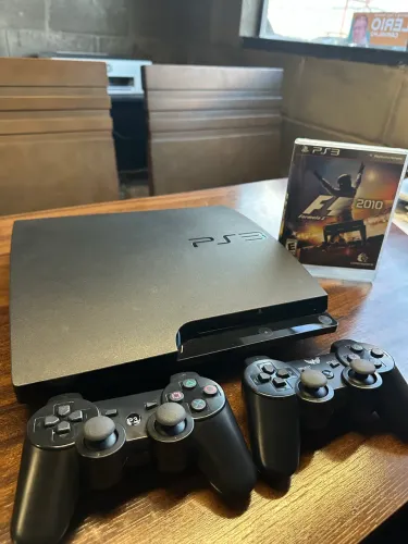 PS3 SLIM DESBLOQUEADO + MAlS DE 12 JOGOS INSTALADOS + 2 CONTROLES + JOGO F1 2010