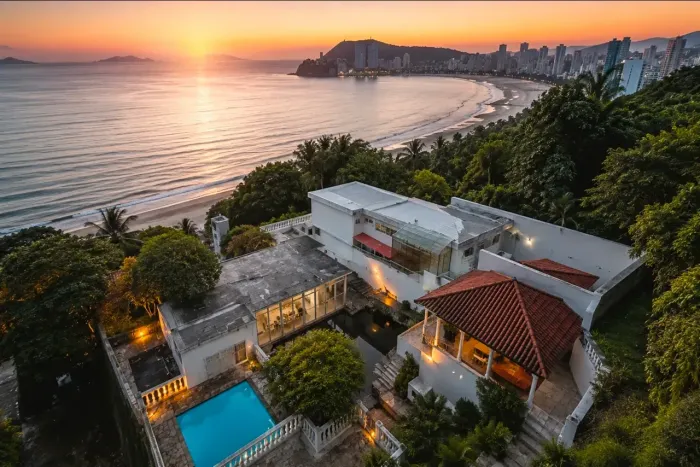 Casa Alto Padrão na Ilha Porchat com 6 Quartos, 4 Suítes, Vista para o Mar, Piscina e Elev