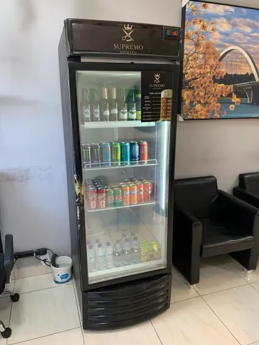 Expositor/Refrigerador Vertical para Bebidas 