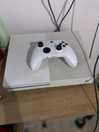 Xbox one s 512gb- CONSERVADO com coleção de jogos