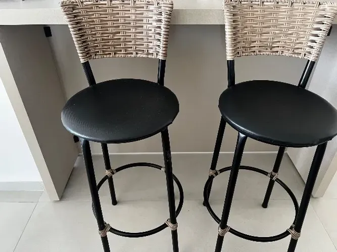 2 banquetas pretas