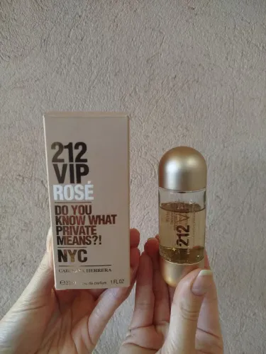 Perfume Carolina Herrera 212 vip Rosé