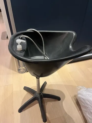 Vendo lavatório móvel em excelente estado.