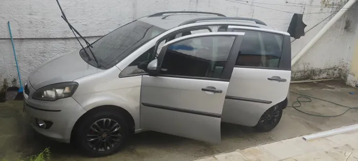 Fiat Idea Attractive 1.4 Fire Flex 8V 5P 2011