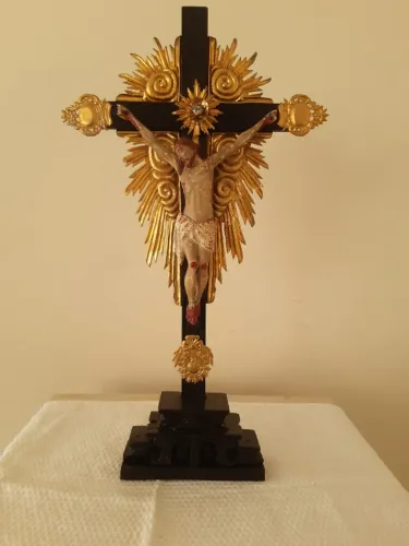 Crucifixo de madeira com ornamentação folhado de ouro