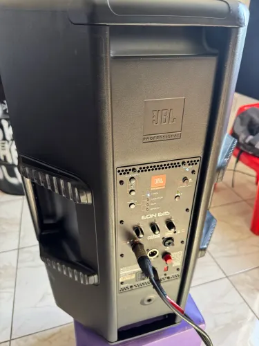 Caixa ativa JBL EON615