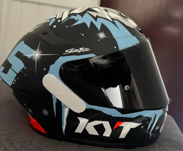 Capacete KYT em ótimo estado de conservação.