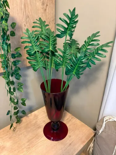 Vaso Taça Decorativo de Vidro Vermelho com Plantas Artificiais