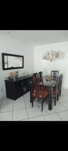 Jogo de mesa com cadeiras + aparador + espelho