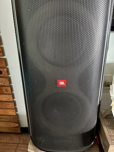Vendo uma caixa de som JBL semi nova