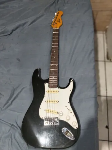 Vendo uma guitarra Condor valor r$ 300 quem se interessar chamar no whats 13991-80099