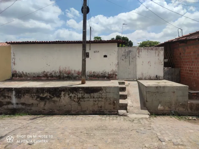 Vendo uma casa de boa estrutura, ótima localização