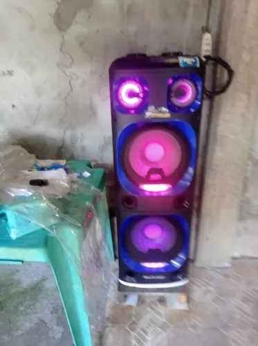 VENDE-SE CAIXA DE SOM ORIGINAL SEM NEM UM DEFEITO FUNCIONANDO!!