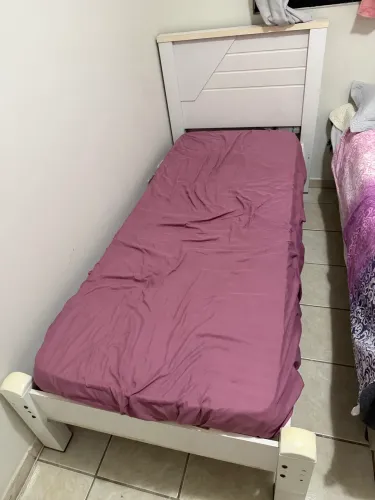 Cama solteiro branca