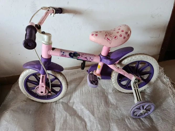 Vendo bicicleta aro 12 marca Nathor menina,semi nova.