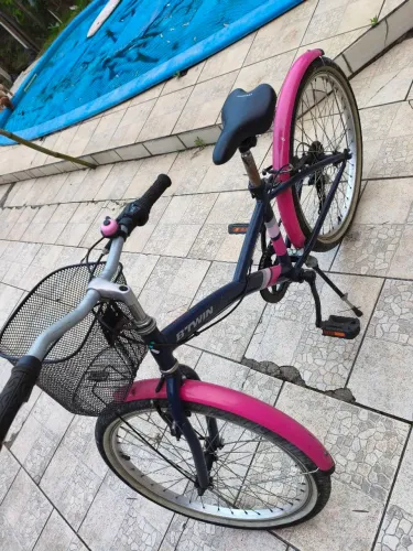 Bicicleta aro 24 infantil B'Twin original 500 com cesto e descanso com câmbio shimanio