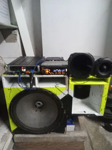 Som automotivo tocando perfeitamente ótimo pra você quer um som de qualidade no seu carro 