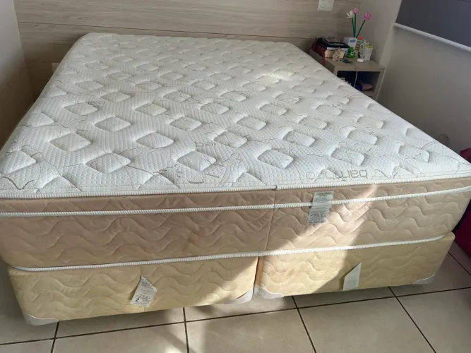 Cama queen colchão mola