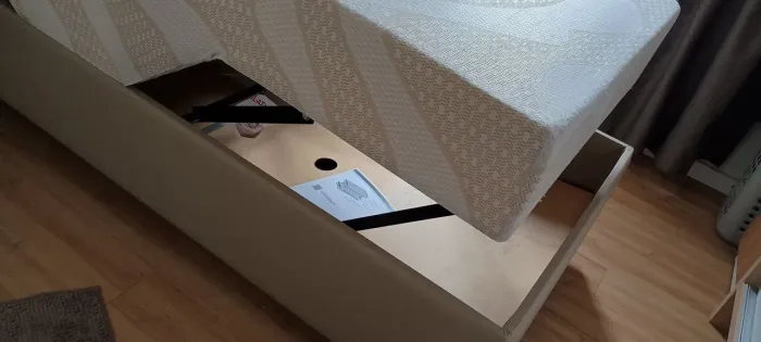 Uma cama solteiro retrátil