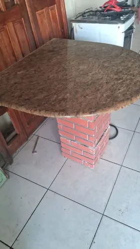 Mesa de Canto de Mármore para 02 Pessoas 