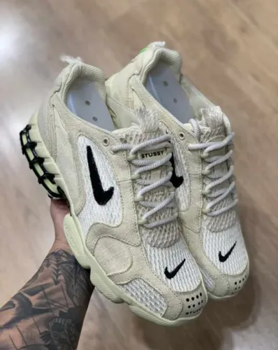 *TÊNIS NIKE AIR MAX Stussy x Air Zoom Spiridon Caged 2 Fossil*