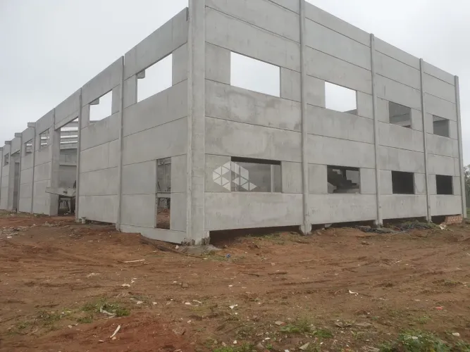 Pavilhão Industrial de 1012 m2 em terreno de 57.910,40 m2 as margens da BR 101 no Bairro C