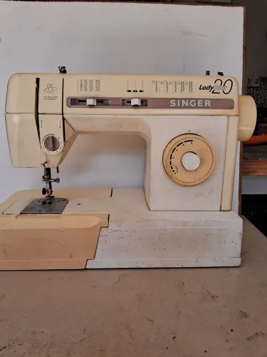 Vendo máquina de costura singer ladystar20
