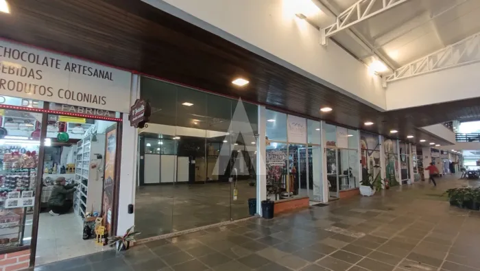 Sala comercial no bairro Glória com 28,83m² e estacionamento com vagas rotativas.