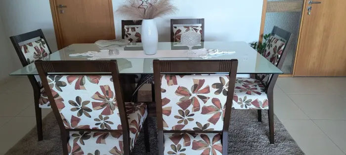 Vende_ se mesa tampo d vidro com 6 cadeiras.