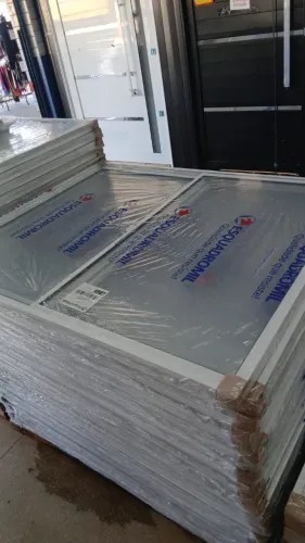 Resistente ao tempo janela aluminio branca 2 folhas com vidro 1.0x1.0 a vista R$179,90