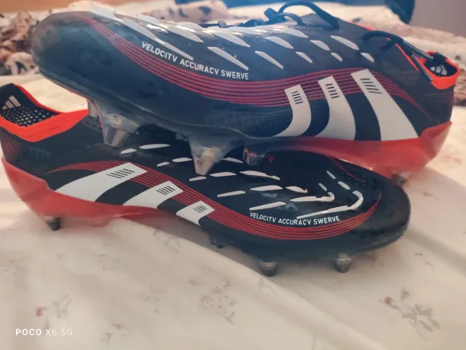 Duas chuteiras profissionais 