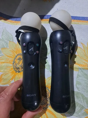 São compatíveis com consoles PlayStation 3, PlayStation 4 e PlayStation 5.