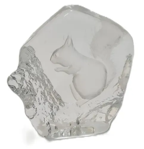 Peso de papel de cristal  com um esquilo gravado, produzido pela marca Mats Jonasson na Su