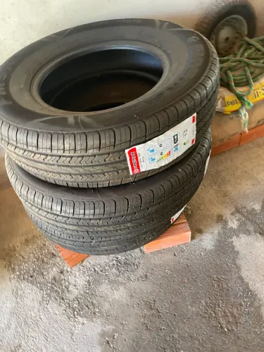 Vende-se 4 Pneus 235/70 R16